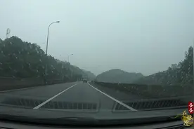 长途自驾如何缓解无聊？看小伙是怎么做的