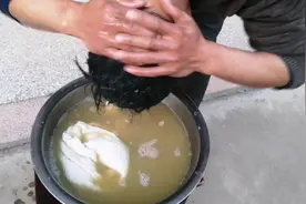 农村大哥头上有头皮屑，自己在家制作天然洗发水，去屑又实惠视频封面