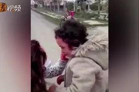 女儿终于与分离一个月的护士妈妈重聚 抱住妈妈不撒手嚎啕大哭视频封面