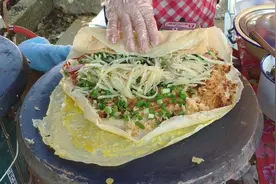 山东阿姨在福建福州摆摊卖了20多年的煎饼，份量大两个人才吃得完视频封面