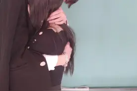 本来不想哭，可是只要别人一问你怎么了，就会忍不住地流眼泪。
