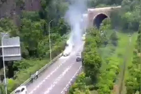 行车至隧道内突然起火！老司机的“教科书”式操作获交警点赞图片