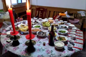 绍兴每年过年都会祭祀祖宗，两岁半小姑娘拜遍祖宗，很认真的样子视频封面