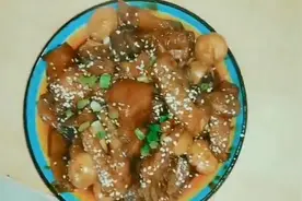 在家就能做，红烧肉炖鸡脚，干净卫生又省钱，经济又实惠。