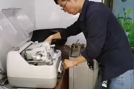 手工激励月，眼镜哥一天的主要工作，熟练验配制作打磨光学眼镜片视频封面