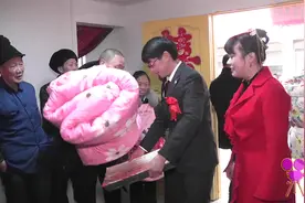 重庆山区的婚庆习俗 新郞新娘给亲人端铺盖 都要给红包视频封面