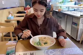 30岁老板又来接小美 下班，小美请客吃麻辣烫表示感谢