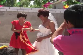 哈哈哈！新郎被迫穿婚纱视频封面