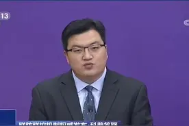 酒精能不能直接喷在衣服上？