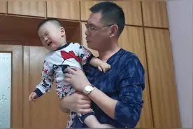 过年的鞭炮声，吓得宝宝连哭带叫，过年必须要放鞭炮吗？视频封面