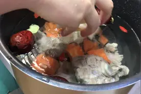 高压锅炖排骨汤，味道也同样很鲜美。