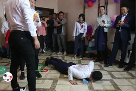 这结婚气氛头一次看见，新郎俯卧撑做的真逗，好悬从床上飞出去！视频封面