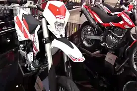 贝塔RR Motard 125 4T LC车展实拍，全新滑胎越野造型看着很霸气视频封面