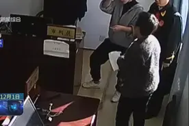 趁审判人员不备，当庭撕毁证据？女子法庭表达不满，行为太嚣张视频封面