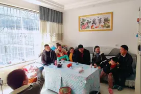 今年拍了一张不完整的全家福 没去照相馆 在家里随便拍 留个纪念视频封面