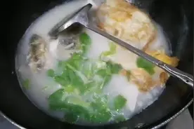 如何制作奶白奶白的鲫鱼汤，坐月子下奶的神汤视频封面