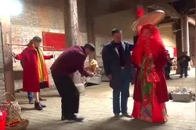 江西农村一姑娘出嫁，拜别祖屋出门了，胸前挂棵葱，什么习俗