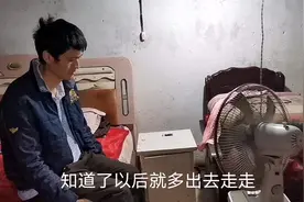 国平今年三十多岁了，为啥还和父母睡一间屋？看完太心酸了视频封面