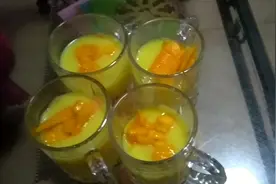 小余晚上在家制作芒果布丁，两个小孩都吃了一大杯，说:好好吃哦