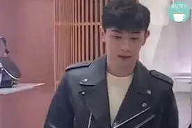 邓伦现身北京某商场，穿皮裤难掩暴瘦事实视频封面