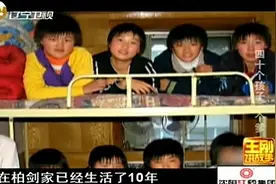 王刚讲故事：体育老师收养近30个孩子，为孩子们的未来强化训练视频封面