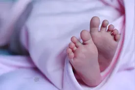 新生儿不睡觉可能是这些原因视频封面