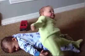 两个小萌娃摔跤大战，太可爱了视频封面