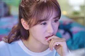 青春向前冲：美女主播搔首弄姿，观众们直呼过瘾，关注源源不断图片