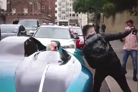 小姐姐这辆车果然霸道，引路人纷纷拍照合影！