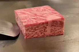 全世界最贵的牛肉，日本顶级橄榄和牛，一块牛肉1500元人民币！视频封面