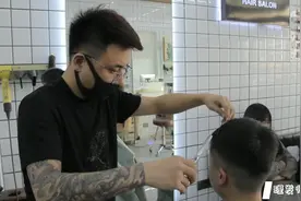 脸型偏半圆形男士发型怎么剪，理发师巧手翻飞，顾客立马变更帅视频封面
