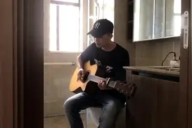 小伙吉他弹唱网络热歌《后来遇见他》，后面这段改得好，好听视频封面