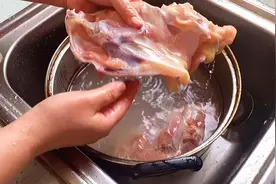 大厨教你特色鸡骨架做法，成本不到5块钱，金黄又入味下酒必备