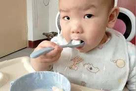 餐后水果补充维生素，豆豆吃了满满一碗，给爸爸吃一口要犹豫很久视频封面