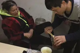 老妈感冒嗓子疼，阿龙买梨给老妈做蜂蜜雪梨！