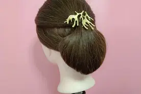 妹妹出嫁当天，嫂子给她扎了这样一款造型，搭配秀禾服，优雅大方视频封面