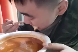 小伙晚上饿的心慌，煮泡面加两个蛋，这就是最豪华的夜宵，看饿了