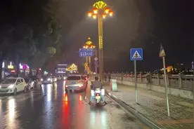 中国柑橘之乡湖南石门县城的晚上，橘子形状路灯点亮了半个县城视频封面