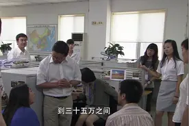 影视：女子觉得男友是穷小子，送的是假钻戒，主任：28万到35万！视频封面