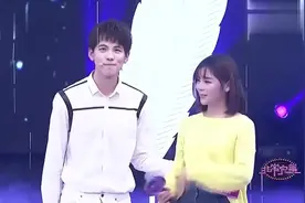 女孩儿飙泪表爱意，打动男生成功牵手视频封面