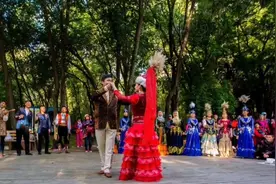 阿勒泰有哈萨克 汉 回 维吾尔 蒙古等36个民族 能歌善舞 美丽动人