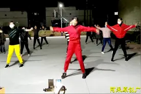 领舞的红衣女子跳网红舞《对面的小姐姐》太好看了，怪不得火