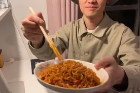 火鸡面的正确做法，加了小米椒的火鸡面到底有多辣视频封面