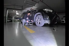 特殊时期男子蒙面给车换备胎视频封面