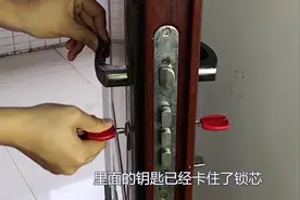 您家的防盗门真的安全吗？开锁的教您一招，这样防盗更安全视频封面