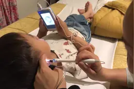 趁家人不注意，3岁萌娃将玩具子弹塞耳朵里自称“装子弹”视频封面
