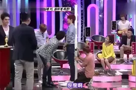 李钟硕_和IU现场自爆身高体重，IU测身高惨遭男明星们捣乱！视频封面