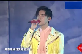 最近超火的小鲜肉组合TFBOYS，现场演唱《剩下的盛夏》台下沸腾了视频封面