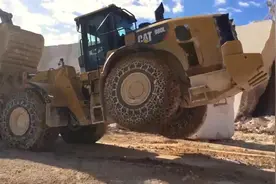 铲车司机，工地施工，真是用上全力了，搬不动也硬往上开！视频封面