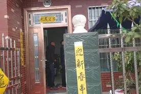 小伙家里帮忙贴春联，村里还有贴黄色绿色对联，怎么回事？
